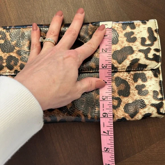 New with tags Le Chateau patent Leopard print Clutch - Picture 5 of 5